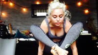 Di sela kesibukannya, berbagai pose yoga selalu ia lakukan. Foto: Instagram/@mileycyrus
