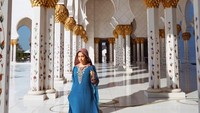 Dalam salah satu foto tampak Nikita yang tengah menyambangi Masjid Sheikh Zayed yang populer di Dubai. Masjid ini sering didatangi selebriti dunia (nikitawillyofficial94/Instagram)