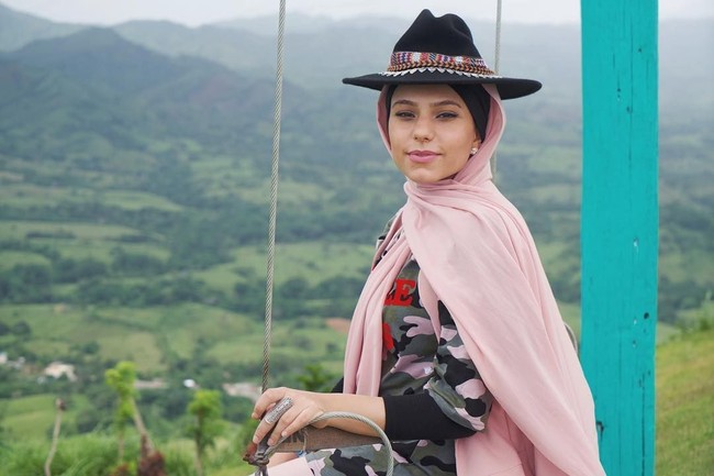 Haifa Basseiso juga pernah mengunjungi Republik Dominika, sebuah negara kepulauan yang ada di Amerika Tengah. Ia pun memilih gaya ala cowboy agar kompak dengan warga di sana. Foto: Instagram
