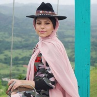 Haifa Basseiso juga pernah mengunjungi Republik Dominika, sebuah negara kepulauan yang ada di Amerika Tengah. Ia pun memilih gaya ala cowboy agar kompak dengan warga di sana. Foto: Instagram