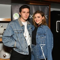 Namun, tak tampak putra pertamanya, Brooklyn Beckham. Ke mana dia? Brooklyn dikabarkan sedang berada di Los Angeles untuk merayakan ulang tahun pacarnya, aktris Chloë Grace Moretz. (Foto: Getty Images)