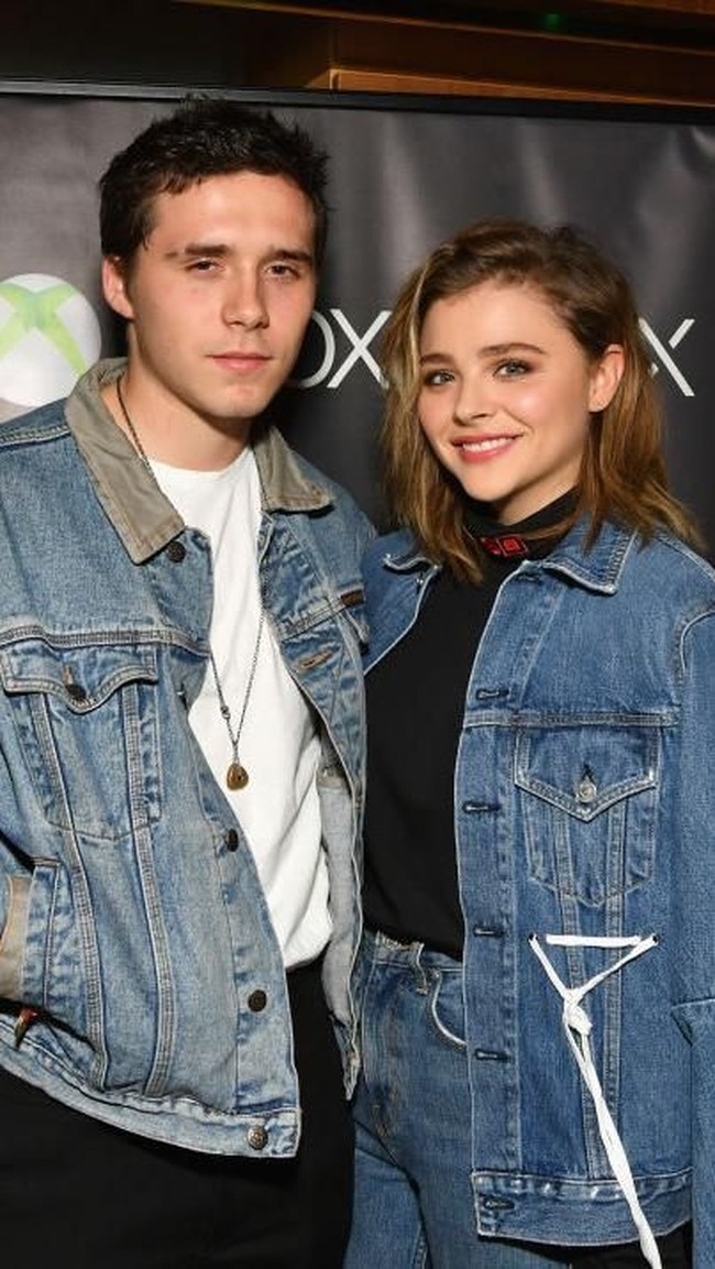 Namun, tak tampak putra pertamanya, Brooklyn Beckham. Ke mana dia? Brooklyn dikabarkan sedang berada di Los Angeles untuk merayakan ulang tahun pacarnya, aktris Chloë Grace Moretz. (Foto: Getty Images)