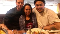 Bersama dua rekannya, Igun tampak baru saja menikmati menu makan malam. Tidak jelas apa yang baru saja disantapnya karena semua makanan di atas piring sudah ludes alias habis. Foto: Instagram @ivan_gunawan