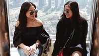 Nikita juga tampak mengunjungi Burj Khalifa yang disebut tertinggi di dunia. pun sempat berpose di Burj Khalifa bersama adiknya (nikitawillyofficial94/Instagram)