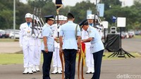 Marsekal Yuyu Sutisna menandatangani berita acara serah terima jabatan KSAU dengan disaksikan Marsekal Hadi Tjahjanto.