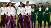 Kehadiran para pramugari ini sanggup mencuri perhatian para prajurit TNI.