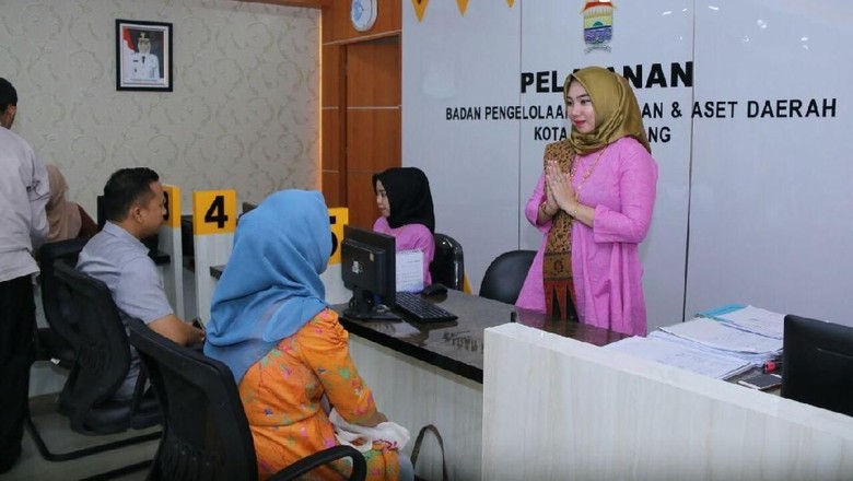 Pakai Baju  Adat  PNS Cantik Ini  Siap Layani Warga Palembang