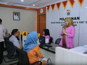 Pakai Baju Adat, PNS Cantik Ini Siap Layani Warga Palembang