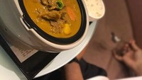 Makan di restoran berkonsep toilet, Igun makan kari yang disajikan dalam wadah berbentuk kloset. Uniknya makan malam ini. Piringnya closet hahahahhahaha seru juga, tulis Igun. Foto: Instagram @ivan_gunawan