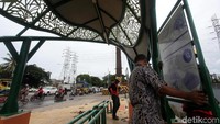 Halte tersebut dicat dengan warna hijau dan dipasang beberapa papan informasi.