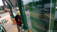 Di halte tersebut juga terpampang plang tentang sejarah Daan Mogot.