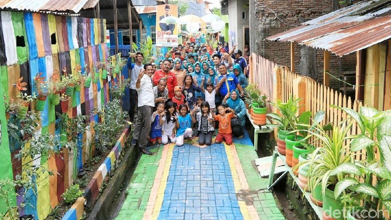 Lorong warna-warni di Rappocini, Makassar (Ibnu Munsir/detikTravel) Lorong warna-warni di Rappocini, Makassar (Ibnu Munsir/detikTravel)