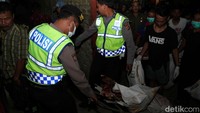 Tercium bau busuk pada saat Polisi, Satpol PP dan warga mengeluarkan sejumlah tubuh anjing itu.