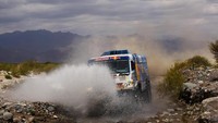 Bukan cuma tangguh dan cepat, truk-truk ini juga dibekali teknologi canggih. Truk milik Team Kamaz misalnya memiliki 16 tingkat percepatan yang terkomputerisasi untuk mendukung sistem four-wheel-drive. (Dan Istitene/Getty Images)