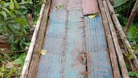 Menurut Bian, warga Depok memang biasa melewati jembatan tersebut karena anak-anak banyak yang sekolah di kawasan Srengseng Sawah, Jakarta Selatan. Bagi mereka yang biasa melintas, jembatan tersebut relatif tak menakutkan. (Kanavino-detikcom)