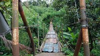 Hari ini jembatan pun terpantau licin sebab ada sisa-sisa air hujan. (Kanavino-detikcom)