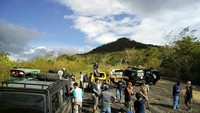 Selain itu, beberapa aliran sungai juga harus dilalui. Jika musim hujan, air sungai sangat deras hingga sangat sulit dilewati (Mohammad Bakrie/detikTravel)