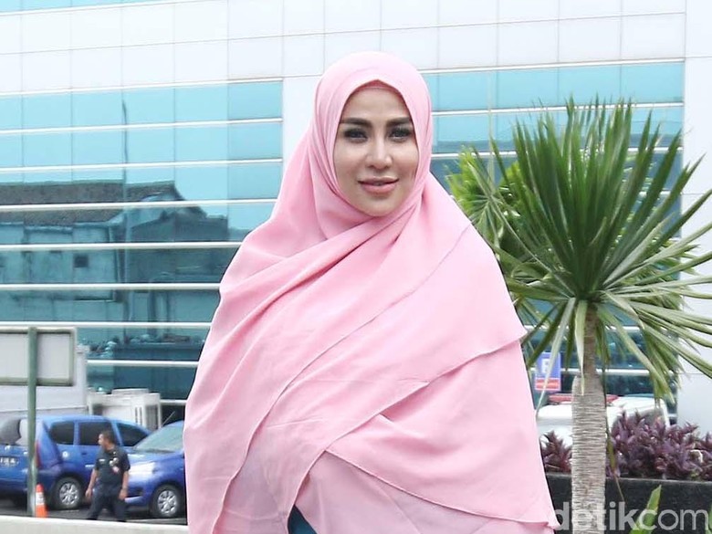 Putuskan Berhijab, Ini Alasan Cinta Penelope Enggan Jual Baju Seksinya Putuskan Berhijab, Ini Alasan Cinta Penelope Enggan Jual Baju Seksinya