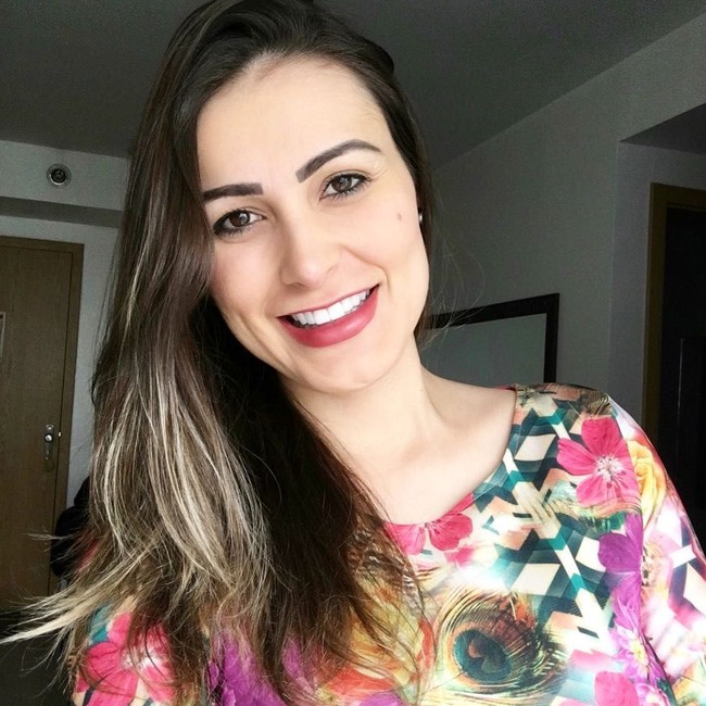 Ini Andressa Urach, model cantik yang tak puas dengan bentuk bokong naturalnya. Mantan Cristiano Ronaldo itu pun melakukan filler di bokongnya yang menimbulkan malapetaka. Foto: dok. Instagram