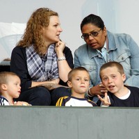  Brooklyn kecil berusia sembilan tahun asyik mengobrol dengan adiknya, Romeo, dan Cruz. (Foto: Getty Images)