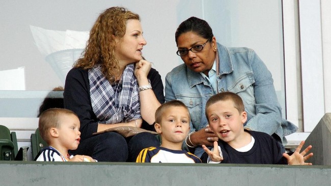  Brooklyn kecil berusia sembilan tahun asyik mengobrol dengan adiknya, Romeo, dan Cruz. (Foto: Getty Images)