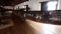Disalah satu ruangan masih ada benda bersejarah yang tersisa tak ikut terbakar. Seperti perahu yang bertuliskan Jayapura ini.