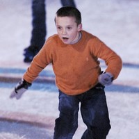  Whuuuzzz! Main ice skating. Usia Brooklyn kala itu tujuh tahun. (Foto: Getty Images)