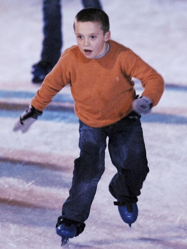  Whuuuzzz! Main ice skating. Usia Brooklyn kala itu tujuh tahun. (Foto: Getty Images)