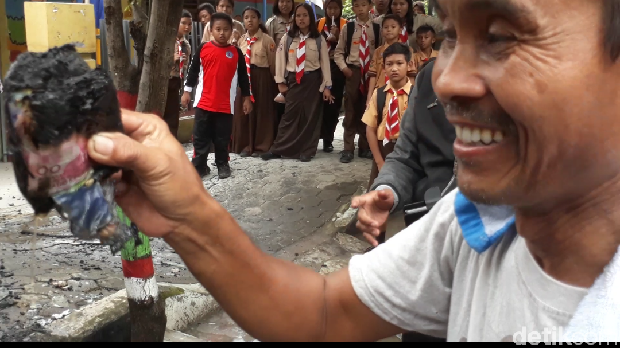Gerobak Cireng di Brebes ini Terbakar dan Bikin Anak Sekolah Berlarian