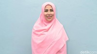 Cinta juga ingin menghapus tato-tato ditubuhnya itu. Pool/Noel/detikFoto.