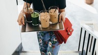 Masih di Korea tepatnya di Seoul, aktris berusia 21 tahun ini terlihat memesan beberapa minuman. Ia sendiri yang memesan dan membawa minuman tersebut dengan nampan. Wah, buat siapa ya minuman itu? Foto: Instragram @tatjanasaphira