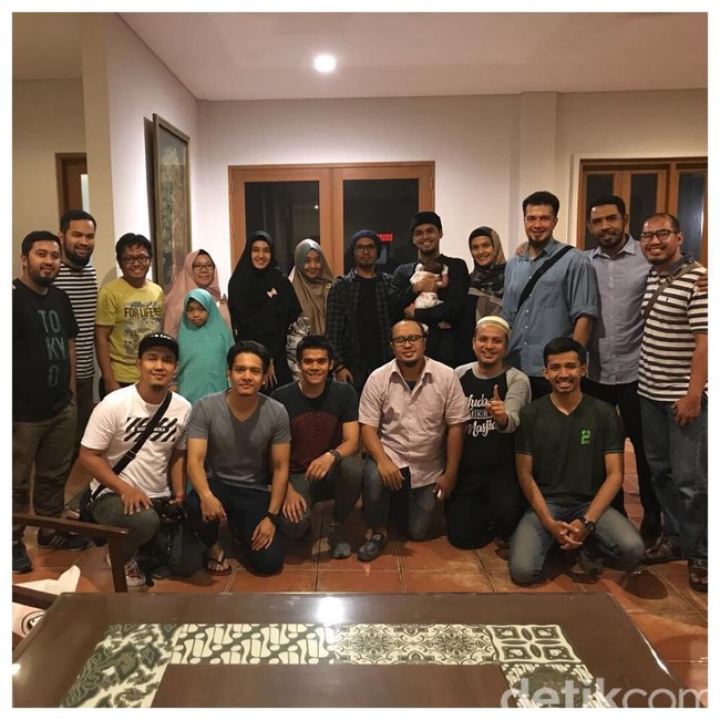 Istri Mario Irwinsyah, Ratu Anandita tampak hadir di pengajian bersama Dhini Aminarti dan Dimas Seto. Foto: Instagram