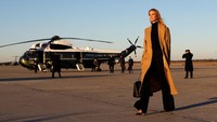 Begini gaya Ivanka saat menunggu pesawat kepresidenan Air Force One.