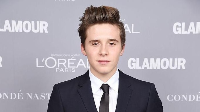 transformasi brooklyn beckham LOS ANGELES, CA - AUGUST 31: (L-R) Actress Chlo? Grace Moretz, Brooklyn Beckham, and actor Jaden Smith attend American Eagle Outfitters Celebrates The Budweiser Made in America Music Festival during day 2 at Los Angeles Grand Park on August 31, 2014 in Los Angeles, California. (Photo by Michael Buckner/Getty Images for American Eagle)