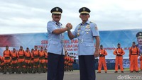Marsekal Yuyu resmi menjadi KSAU menggantikan Panglima Hadid. Usai penyematan lencana, keduanya berfoto sambil salam komando.