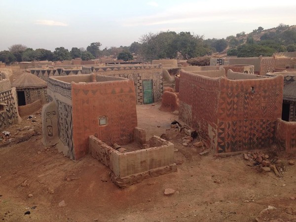 Sebuah desa di Burkina Faso, Afrika Barat, bernama Tiebele terbilang unik. Rumah di desa ini terbuat dari tanah liat. (susana_solano2/Instagram)