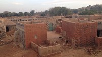 Sebuah desa di Burkina Faso, Afrika Barat, bernama Tiebele terbilang unik. Rumah di desa ini terbuat dari tanah liat. (susana_solano2/Instagram)