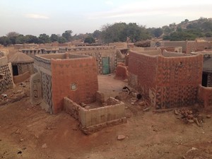 Rumah Tanah Liat di Desa Afrika Ini Penuh Simbol Nyeni