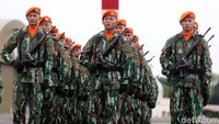 Para prajurit TNI AU mengikuti upacara serah terima jabatan KSAU.