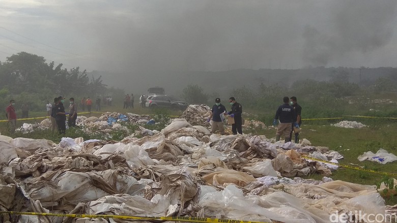 Tim Labfor Bareskrim Cek Tumpukan Karung Beracun di Karawang Tim Labfor Bareskrim Cek Tumpukan Karung Beracun di Karawang