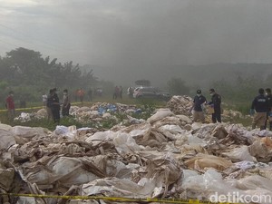 Tim Labfor Bareskrim Cek Tumpukan Karung Beracun di Karawang