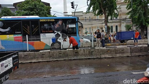 Warga membersihkan bercak darah di lokasi.