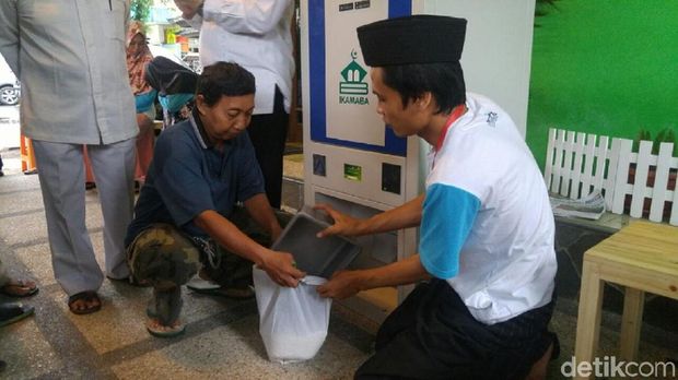 Ada ATM yang Mengeluarkan Beras untuk Dhuafa di Kota Semarang