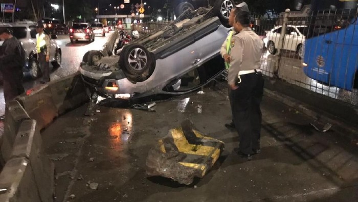 Tabrak Separator Busway, Minibus Terbalik di Depan WTC Mangga Dua