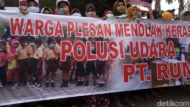 Warga menuntut PT RUM ditutup.