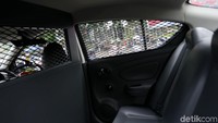 Berbeda dari mobil patroli sebelumnya, mobil patroli baru ini dilengkapi dengan penyekat besi untuk bagian jok depan dan belakang. Penyekat ini berfungsi sebagai pengaman, jika mobil tersebut membawa pelaku kejahatan.