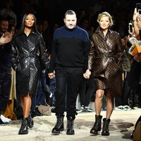 Fashion show ditutup dengan penampilan Kim bersama dua supermodel senior dunia, Kate Moss dan Naomi Campbell. (Foto: Pascal Le Segretain/Getty Images)