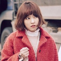 Park Bo Young makin terlihat imut dengan rambut bob yang ditata bergelombang di drama Strong Woman Do Bong Soon. Penampilannya lebih stylish dengan cat rambut warna merah kecokelatan. (Foto: istimewa)