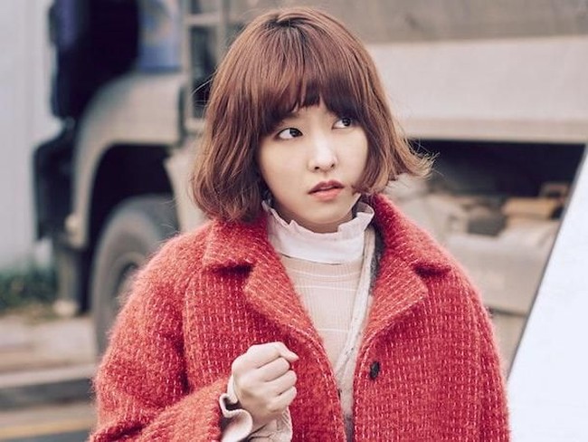 Park Bo Young makin terlihat imut dengan rambut bob yang ditata bergelombang di drama Strong Woman Do Bong Soon. Penampilannya lebih stylish dengan cat rambut warna merah kecokelatan. (Foto: istimewa)