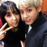 Satu lagi kembaran Moonbyul Mamomoo yaitu Minhyuk BTOB. Tahu bahwa keduanya punya wajah yang serupa, mereka pun pernah foto bersama. (Foto: ist)